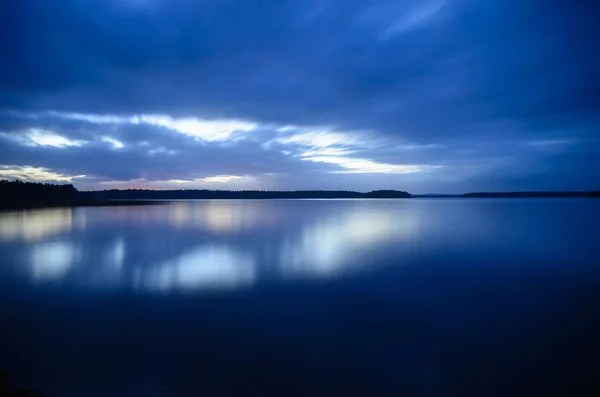 Lago em luz azul — Fotografia de Stock