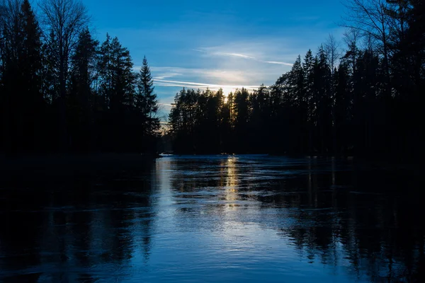 Lago em luz azul — Fotografia de Stock