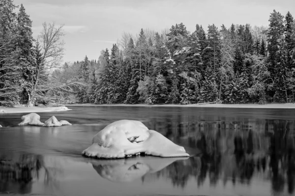 Rivier in de winter — Stockfoto