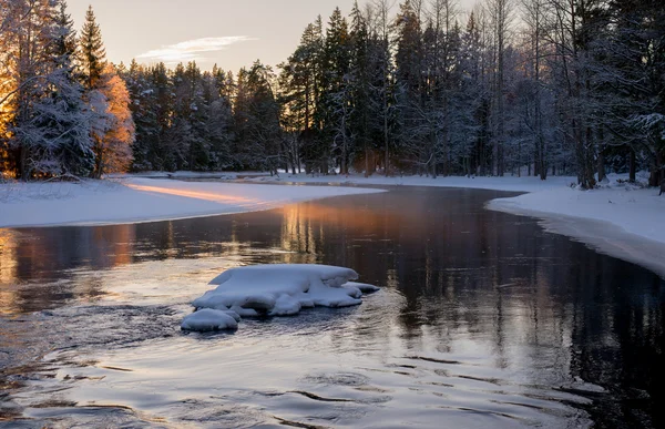 Rivier in de winter — Stockfoto