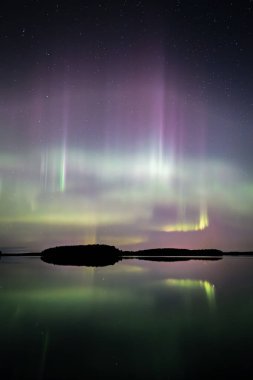 İsveç 'teki sakin göl üzerindeki kuzey ışıklarının manzarası (Aurora borealis) Farnebofjarden Milli Parkı