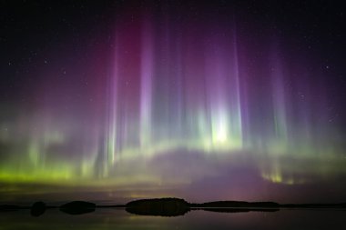 İsveç 'teki sakin göl üzerindeki kuzey ışıklarının manzarası (Aurora borealis) Farnebofjarden Milli Parkı