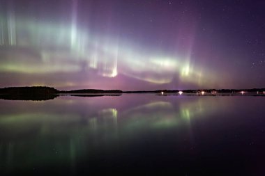 İsveç 'teki sakin göl üzerindeki kuzey ışıklarının manzarası (Aurora borealis) Farnebofjarden Milli Parkı