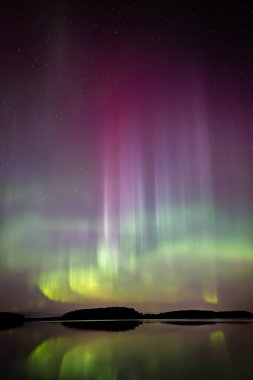 İsveç 'teki sakin göl üzerindeki kuzey ışıklarının manzarası (Aurora borealis) Farnebofjarden Milli Parkı
