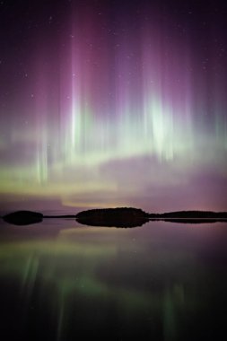İsveç 'teki sakin göl üzerindeki kuzey ışıklarının manzarası (Aurora borealis) Farnebofjarden Milli Parkı