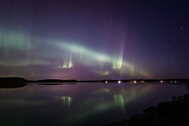 İsveç 'teki sakin göl üzerindeki kuzey ışıklarının manzarası (Aurora borealis) Farnebofjarden Milli Parkı
