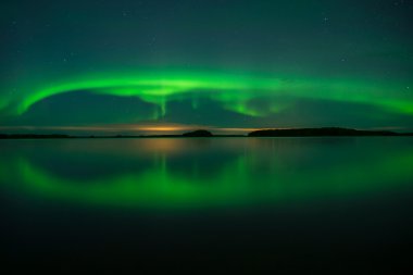 Sakin göl üzerinde Kuzey ışıkları