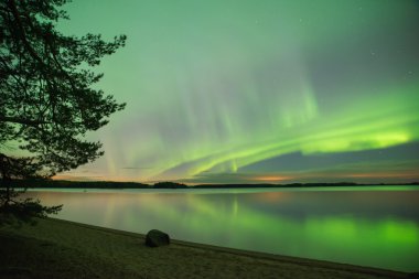 Sakin göl üzerinde Kuzey ışıkları