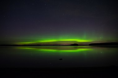 Sakin göl üzerinde Kuzey ışıkları