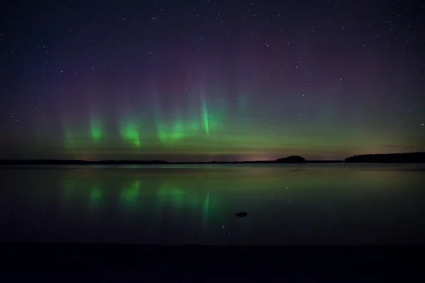 Luzes do norte sobre lago calmo — Fotografia de Stock