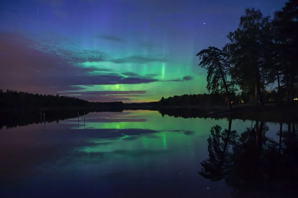 Northern lights over calm lake — Stock Photo, Image