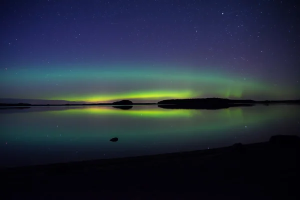 Norrsken över lugn lake — Stockfoto