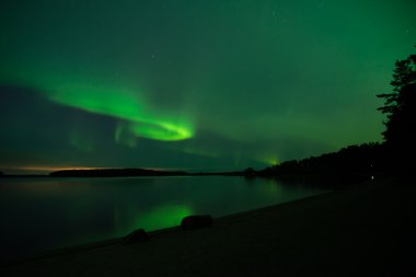 Sakin göl üzerinde Kuzey ışıkları
