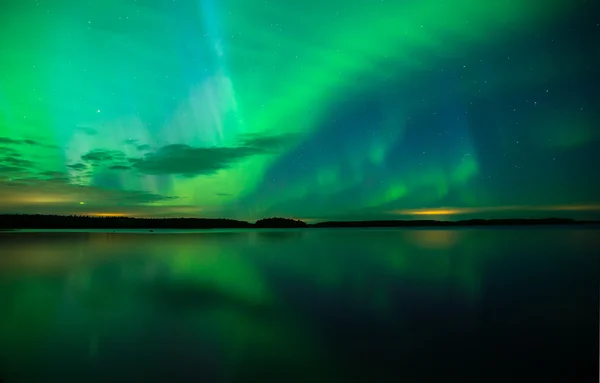 Luces boreales sobre lago tranquilo —  Fotos de Stock