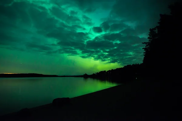 Luci del nord sul lago calmo — Foto Stock