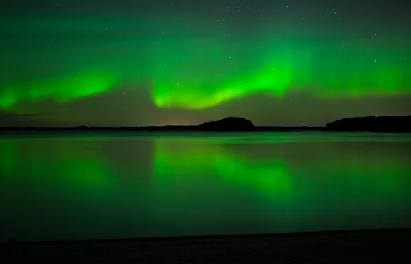 Norrsken över lugn lake — Stockfoto