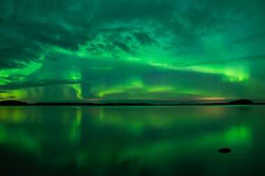 Sakin göl üzerinde Kuzey ışıkları