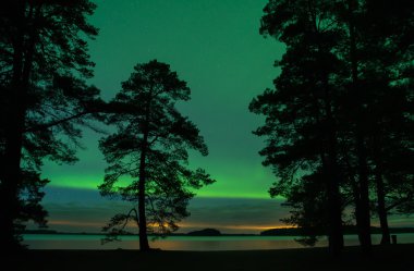 Sakin göl üzerinde Kuzey ışıkları