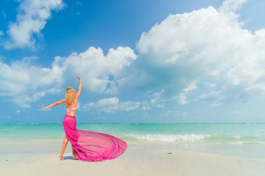 Sahilde yürüyüş pembe Malaya peştemâli olan kadın