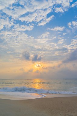 Plaj tropikal gün batımı. Lanta Island. 