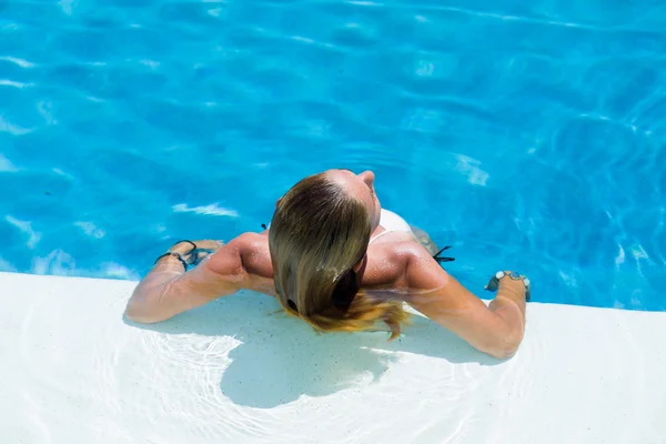 Bella donna rilassante in piscina — Foto Stock