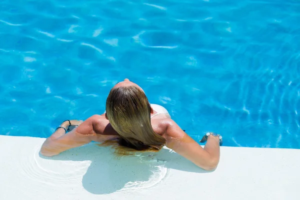 Bella donna rilassante in piscina — Foto Stock