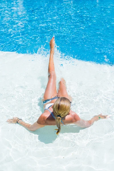 Vrouw bij het zwembad spatten — Stockfoto