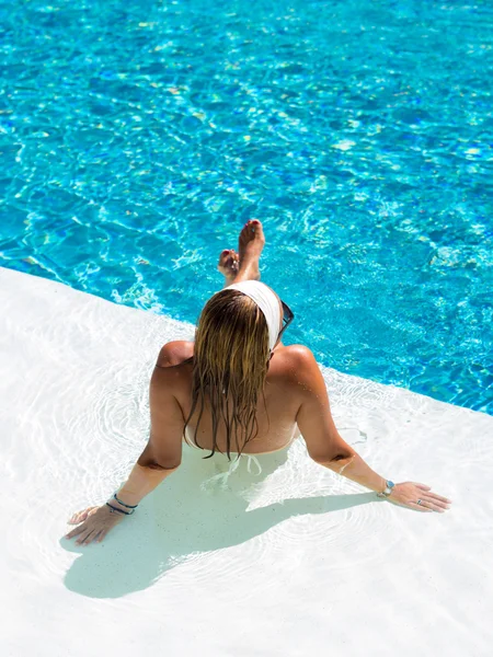 Ung kvinna i bikini solningsutrustning vid poolen — Stockfoto
