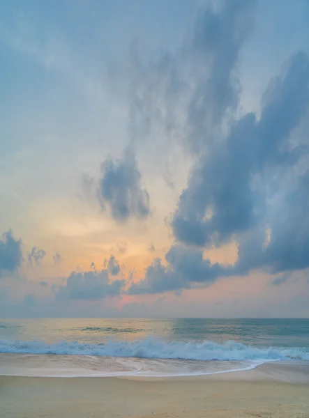 Tramonto tropicale sulla spiaggia. Isola di Lanta . — Foto Stock