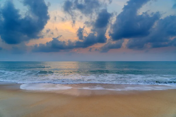 Tropisk solnedgång på stranden. Ön Koh Lanta. — Stockfoto