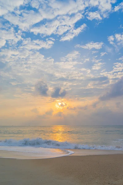 Tropisk solnedgång på stranden. Ön Koh Lanta. — Stockfoto