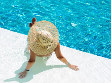 Hasır şapka giyen genç kadın