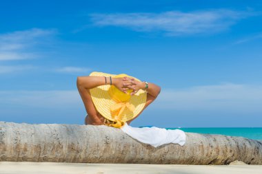 Kadın bikini tropikal plaj sarı bir şapka