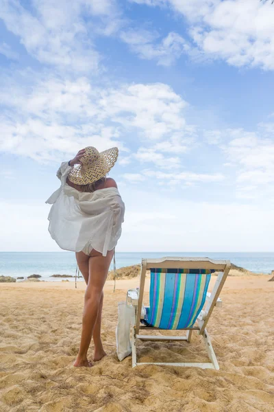 Fiatal nő pihentető egy gyönyörű tengerparton. — Stock Fotó