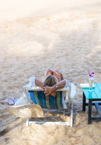 Jeune femme se relaxant sur une belle plage . — Photo