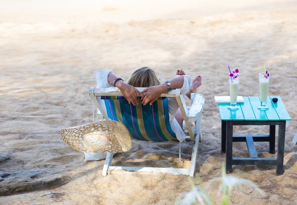 Junge Frau entspannt sich an einem schönen Strand. — Stockfoto