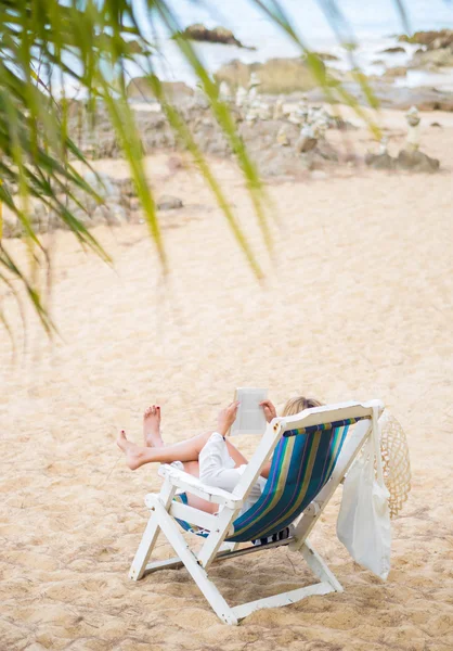 Jeune femme se relaxant sur une belle plage . — Photo