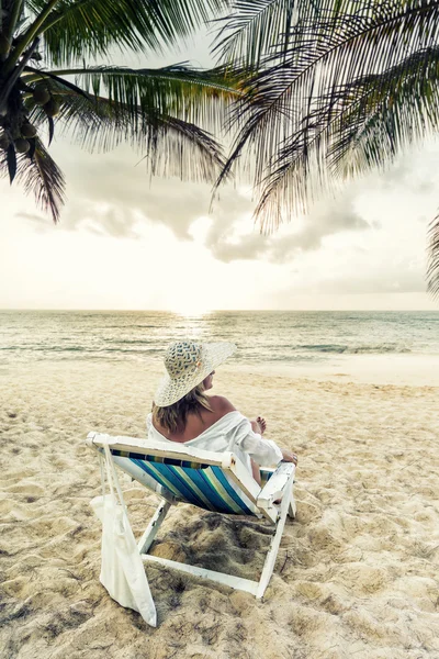 Mladá žena relaxaci na krásné pláži. — Stock fotografie