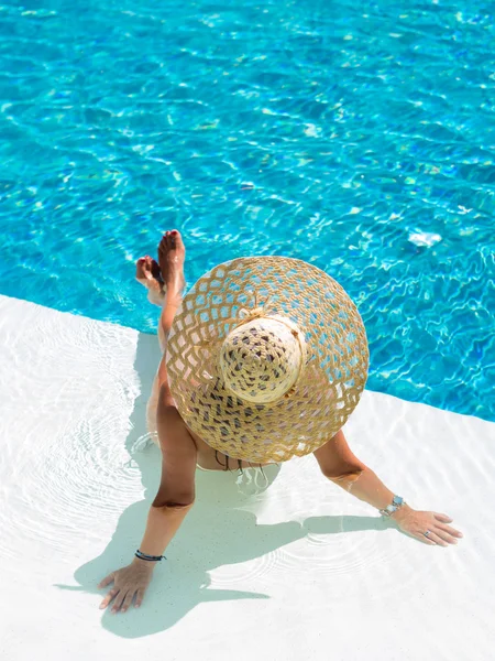 Jeune femme portant un chapeau de paille — Photo