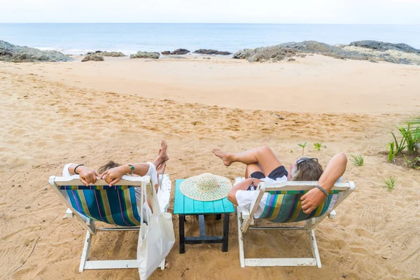 Couple of tourists on the beach — Stock Photo, Image