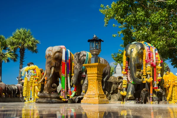 Słonie w latarni morskiej Phuket Prom Thep — Zdjęcie stockowe