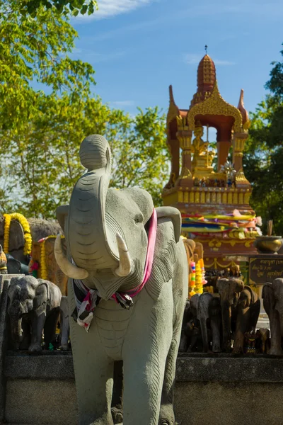 Слоны в храме Пхукета — стоковое фото