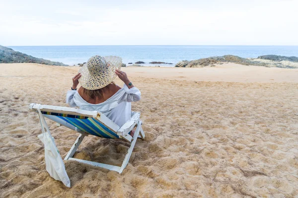 Jovem relaxante em uma bela praia . — Fotografia de Stock