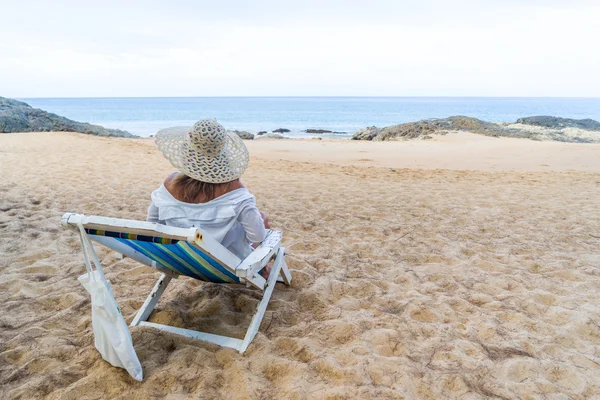 Mujer joven relajándose en una hermosa playa . —  Fotos de Stock