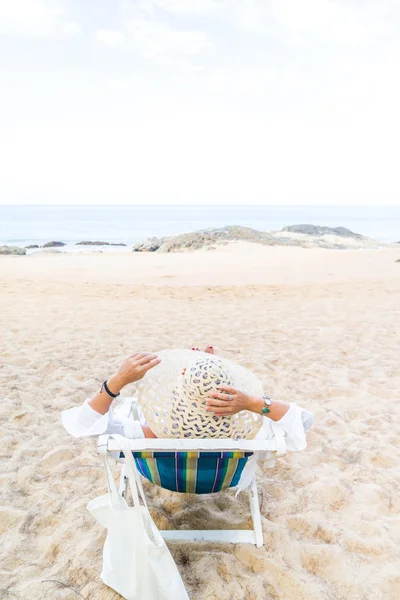 Young woman relaxing on a beautiful beach. — Stock Photo, Image