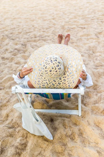 Fiatal nő pihentető egy gyönyörű tengerparton. — Stock Fotó