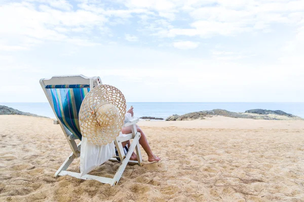 Mujer joven relajándose en una hermosa playa . — Foto de Stock