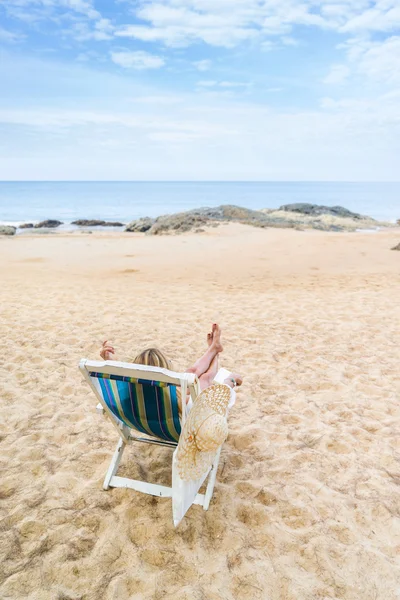 Young woman relaxing on a beautiful beach. — Stock Photo, Image