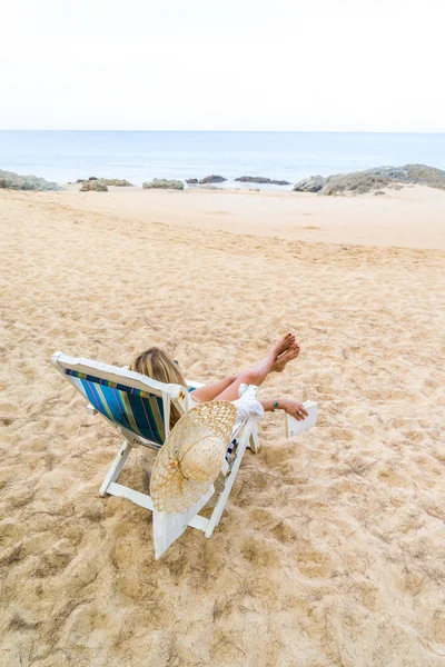 Mujer joven relajándose en una hermosa playa . — Foto de Stock