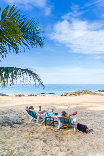 Пара в медовый месяц на пляже
